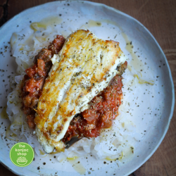 Tallarines de konjac con salsa de tomate y pescado a la plancha