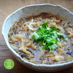 Sopa de cebolla con espaguetis konjac