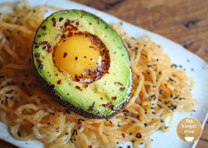 Aguacate relleno con fideos konjac Ras el Hanout – 556kcal